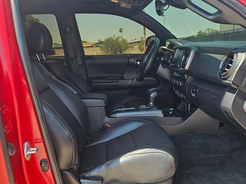 Used 2022 Toyota Tacoma TRD Off-Road AWD/4WD image 17