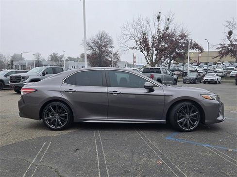 Used 2018 Toyota Camry LE image 3