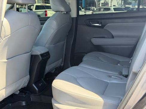Used 2022 Toyota Highlander XLE FWD image 19