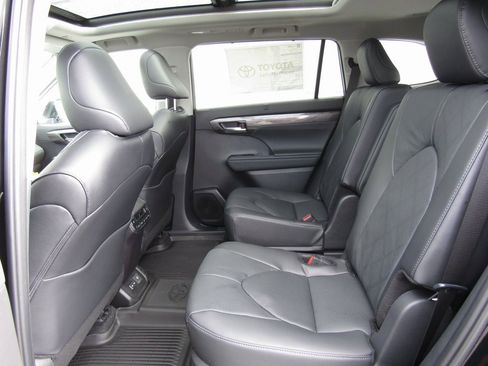 New 2025 Toyota Highlander Platinum image 16