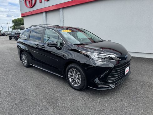 Used 2024 Toyota Sienna LE AWD/4WD image 4