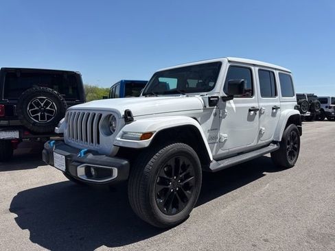 Used 2022 Jeep Wrangler Unlimited Sahara w/ Cold Weather Group AWD/4WD image 8
