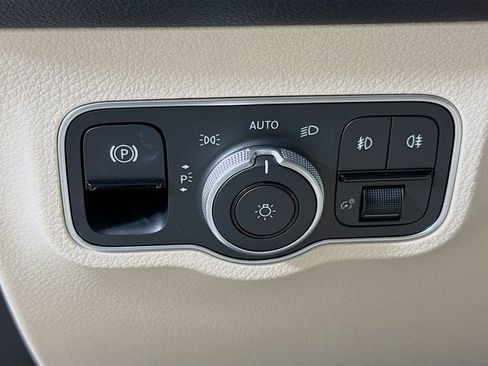 Used 2025 Mercedes-Benz GLB 250 w/ Exclusive Package image 10