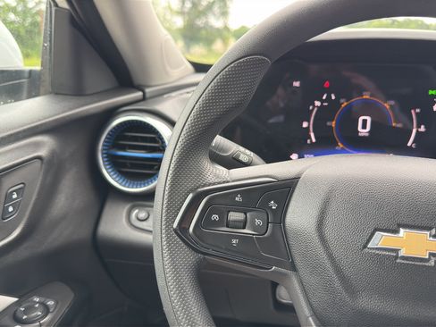 Used 2025 Chevrolet Trax LT FWD image 21