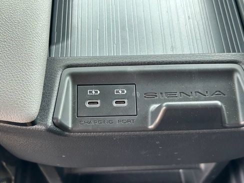 Used 2026 Toyota Sienna XLE FWD image 23