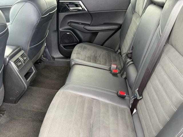 Used 2025 Mitsubishi Outlander SE FWD image 14