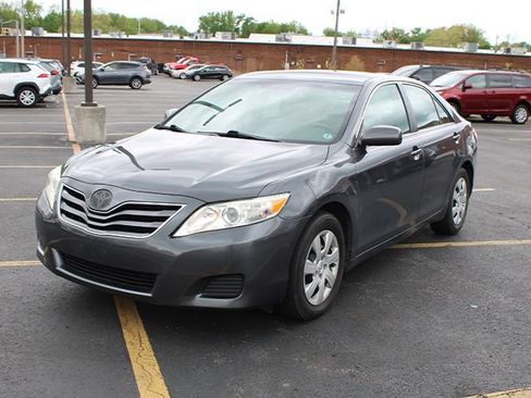 Used 2010 Toyota Camry LE FWD image 2