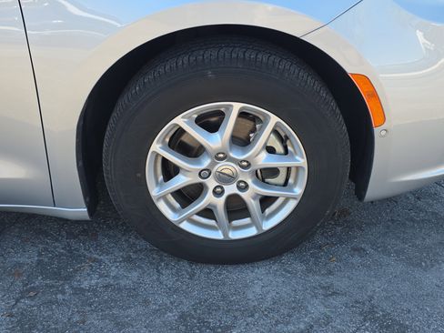 Used 2023 Chrysler Pacifica Touring-L image 8