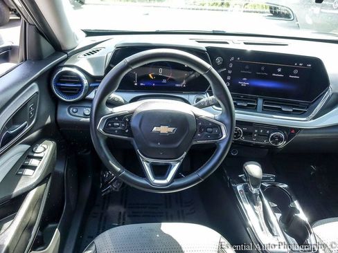Used 2025 Chevrolet Trax LT w/ LT Convenience Package FWD image 12