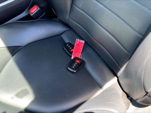 Used 2022 Toyota Highlander XLE FWD image 14