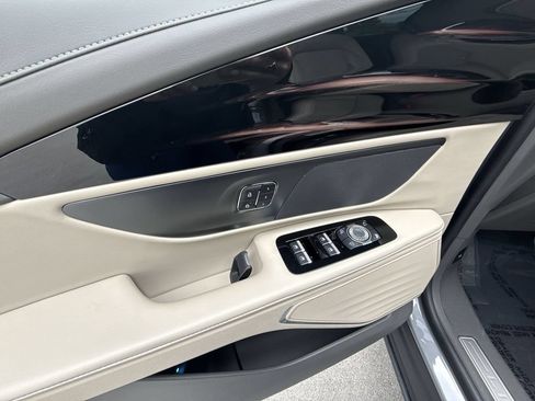 Used 2025 Lincoln Nautilus Premier AWD/4WD image 13
