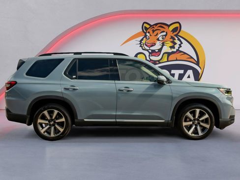 Used 2025 Honda Pilot Touring image 4