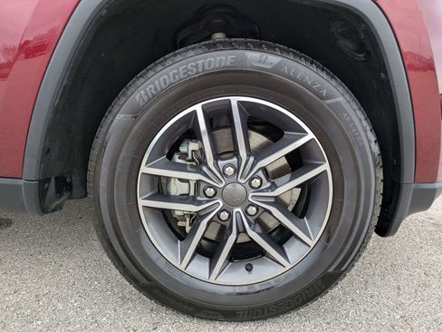 Used 2019 Jeep Grand Cherokee Laredo w/ Laredo X Package AWD/4WD image 11