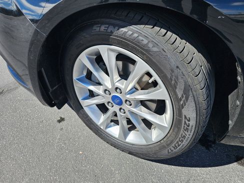 Used 2017 Ford Fusion SE w/ Fusion SE Technology Package FWD image 18