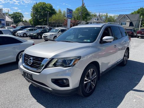 Used 2017 Nissan Pathfinder Platinum FWD image 2