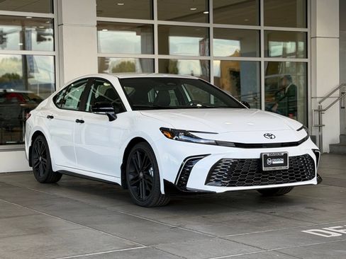 Used 2026 Toyota Camry Hybrid FWD image 6