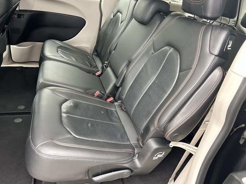 Used 2018 Chrysler Pacifica Touring-L image 21