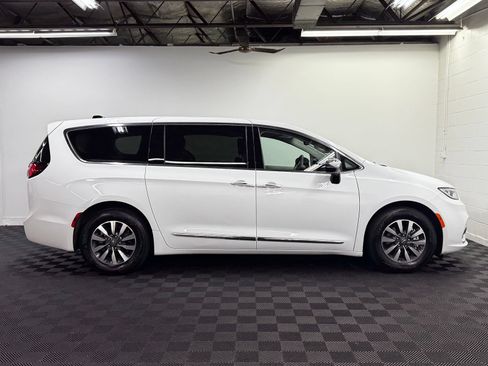 Used 2023 Chrysler Pacifica Limited FWD image 4
