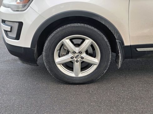 Used 2016 Ford Explorer XLT w/ Equipment Group 202A image 8