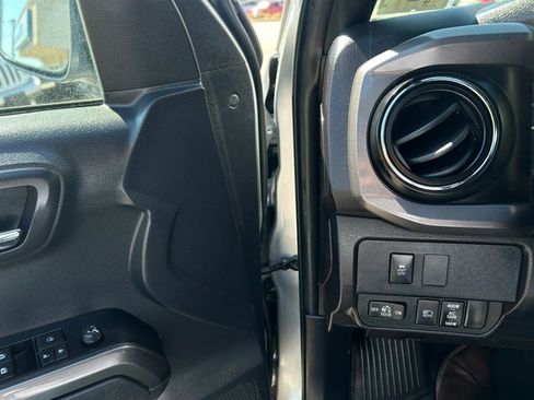 Used 2022 Toyota Tacoma TRD Sport w/ Technology Package AWD/4WD image 15