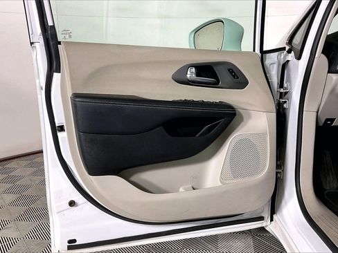 Used 2022 Chrysler Pacifica Touring-L image 22