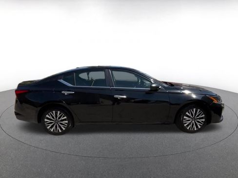 Used 2025 Nissan Altima 2.5 SV FWD image 15