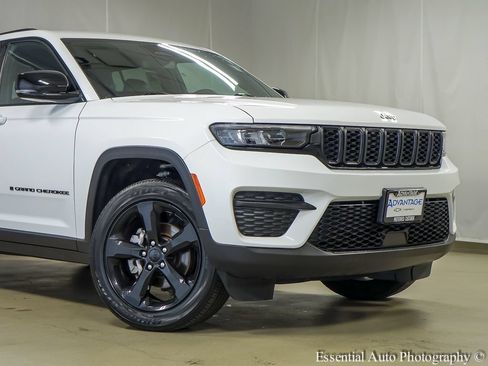 Used 2023 Jeep Grand Cherokee Altitude AWD/4WD image 3
