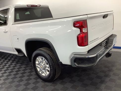 Used 2024 Chevrolet Silverado 2500 LT AWD/4WD image 3