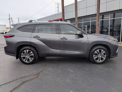 Used 2022 Toyota Highlander XLE AWD/4WD image 6