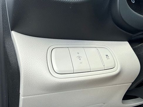 Used 2025 Hyundai Venue SEL FWD image 12