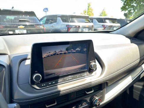 Used 2025 Nissan Rogue SV AWD/4WD image 27