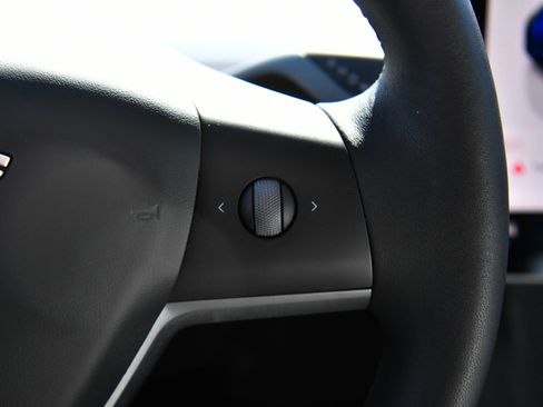 Used 2023 Tesla Model Y Long Range AWD/4WD image 28