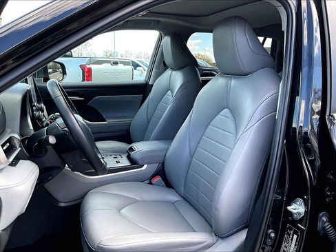 Used 2023 Toyota Highlander XLE image 24