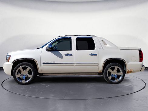 Used 2012 Chevrolet Avalanche LTZ image 2
