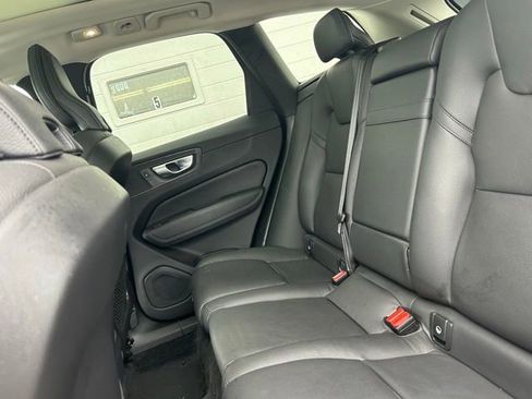 Used 2022 Volvo XC60 B5 Momentum w/ Climate Package image 9