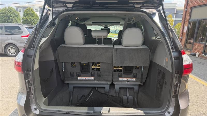 Used 2018 Toyota Sienna XLE w/ XLE Navigation Package FWD image 11