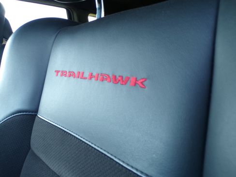 Used 2021 Jeep Grand Cherokee Trailhawk AWD/4WD image 14