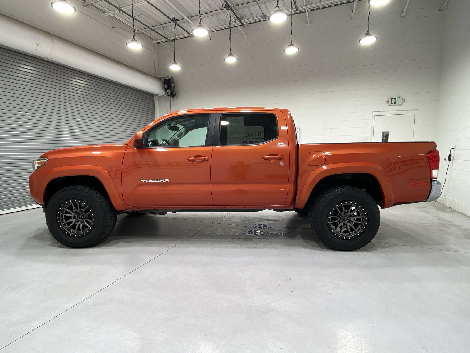 Used 2017 Toyota Tacoma SR5 w/ Tow Package AWD/4WD image 5