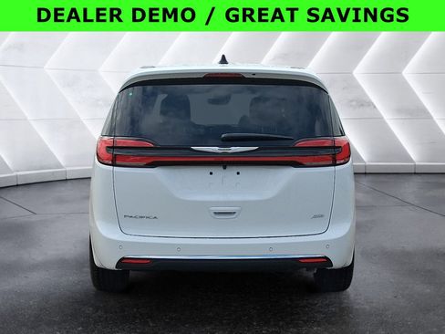 New 2026 Chrysler Pacifica Select image 5