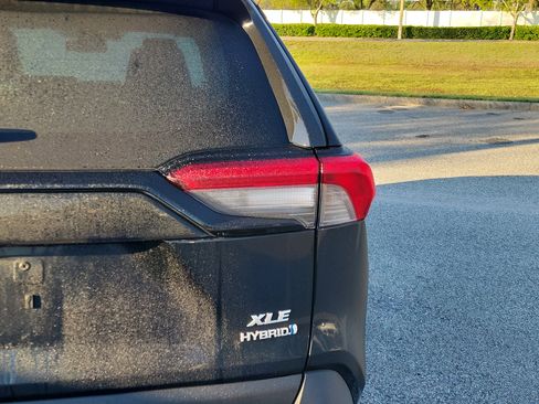 Used 2022 Toyota RAV4 XLE Premium image 17