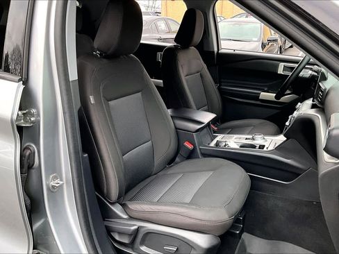 Used 2022 Ford Explorer XLT image 18