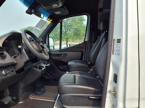 Used 2022 Mercedes-Benz Sprinter 2500 image 4