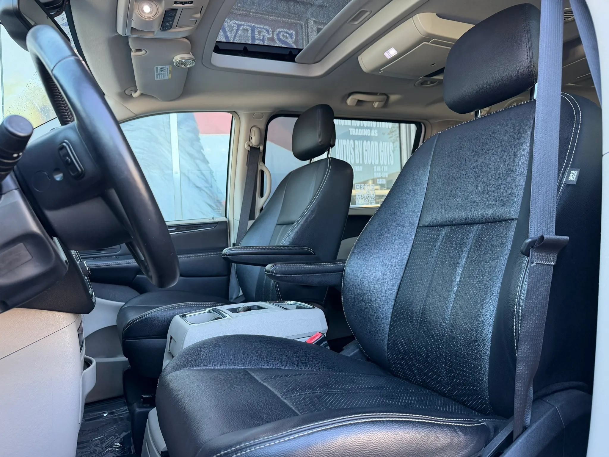Used 2016 Chrysler Town & Country Touring-L FWD image 10