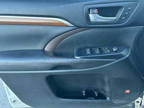 Used 2017 Toyota Highlander Limited image 10