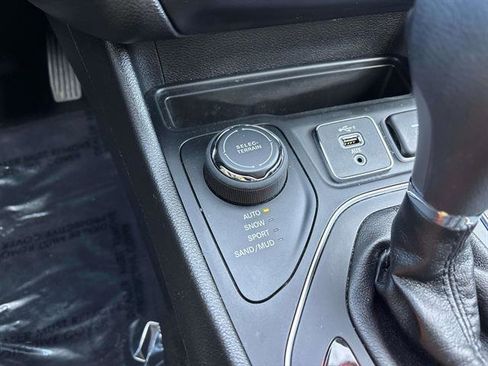 Used 2020 Jeep Cherokee Latitude w/ Cold Weather Group image 22