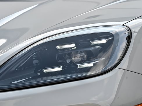 Used 2024 Porsche Cayenne AWD/4WD image 7