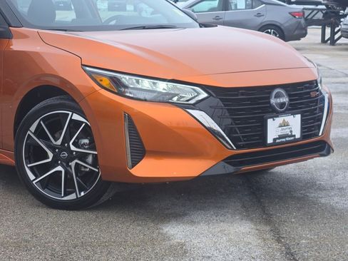 Used 2025 Nissan Sentra SR w/ SR Premium Package image 2