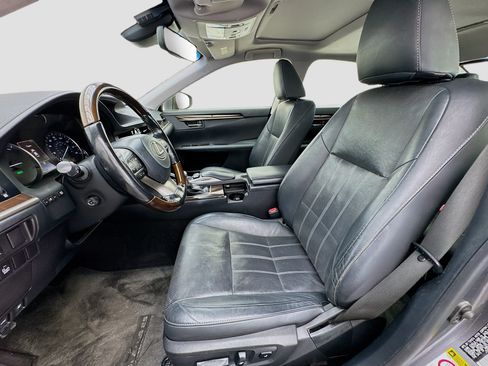 Used 2017 Lexus ES 300h w/ Luxury Package FWD image 13