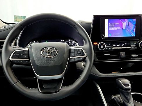 Used 2024 Toyota Highlander XLE image 26