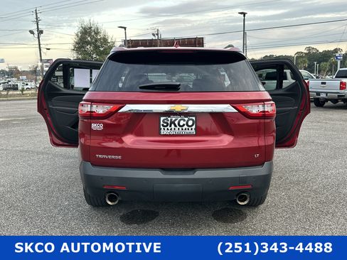 Used 2021 Chevrolet Traverse LT image 32